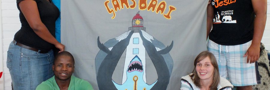 Voor vlnr is Nkosinathi Ally Msweli en Elzaan van Lill (voorsitter). Agter vlnr is Lelethu Klaas, Stefan Kruger, ZandrÃ© Nelson, Daniel Boshoff, Mulcolm Mulope (ondervoorsitter) en Emeul Sauls